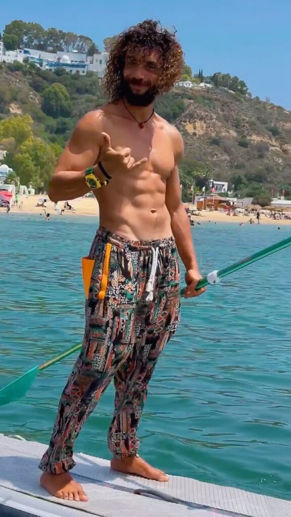 Le long des falaises en paddle